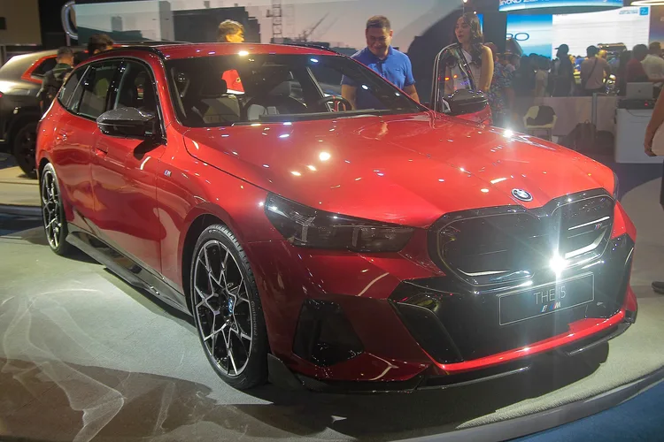 BMW i5 Touring – Test, Preise und تقييم bei شام كارز